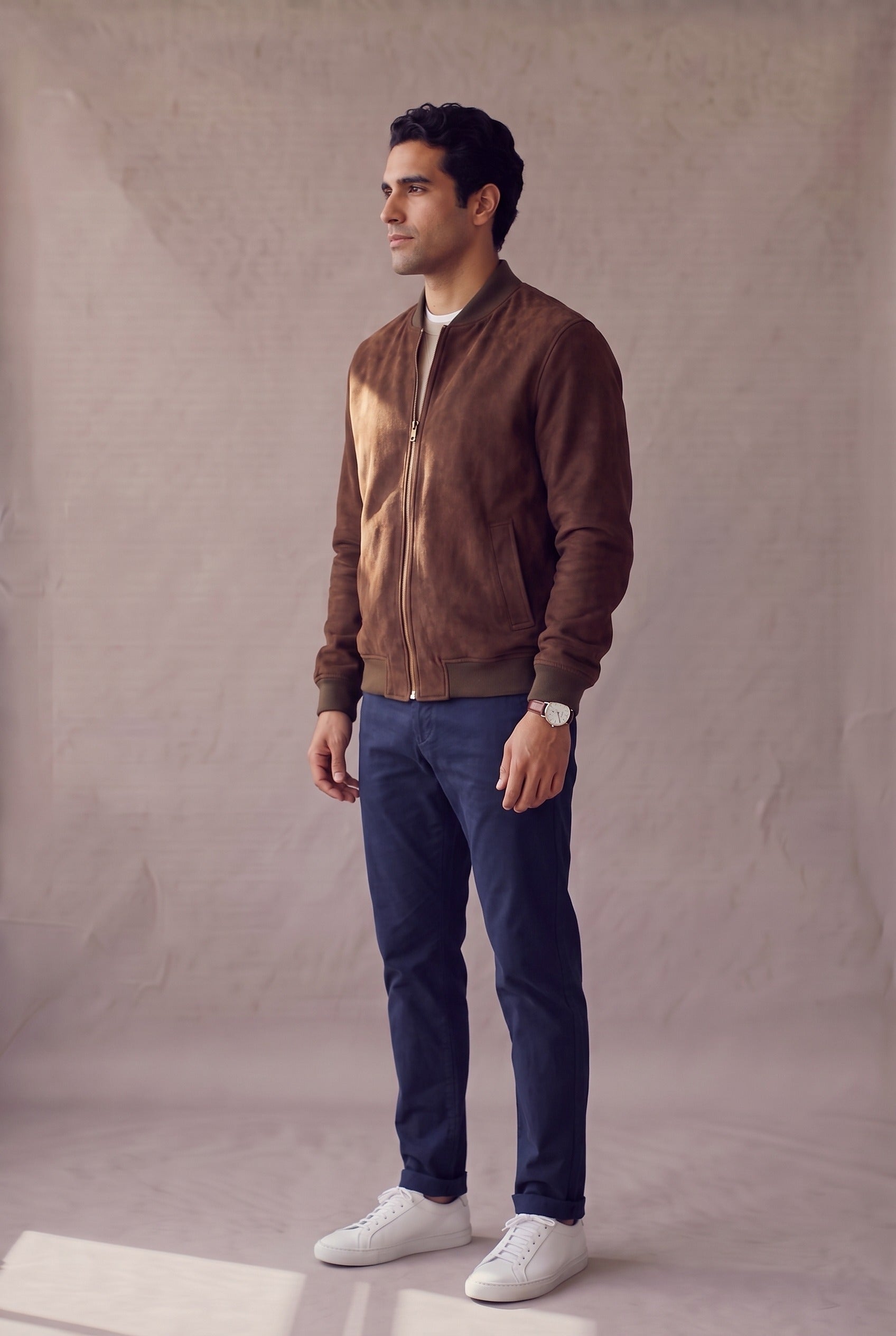 Chaqueta bomber café de gamuza para hombre en vista lateral, de Luck & Load.