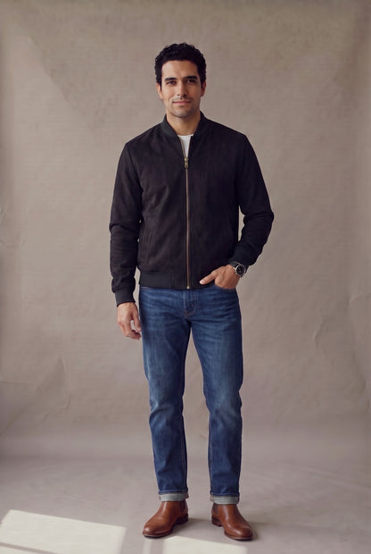Chaqueta bomber negra de gamuza para hombre, vista frontal con cierre subido, de Luck & Load.
