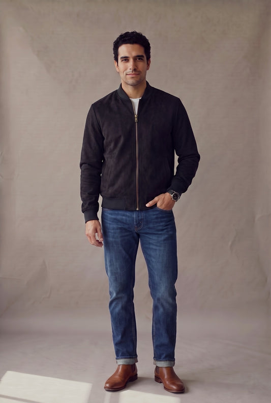 Chaqueta bomber café de gamuza para hombre, vista frontal con cierre subido, de Luck & Load.