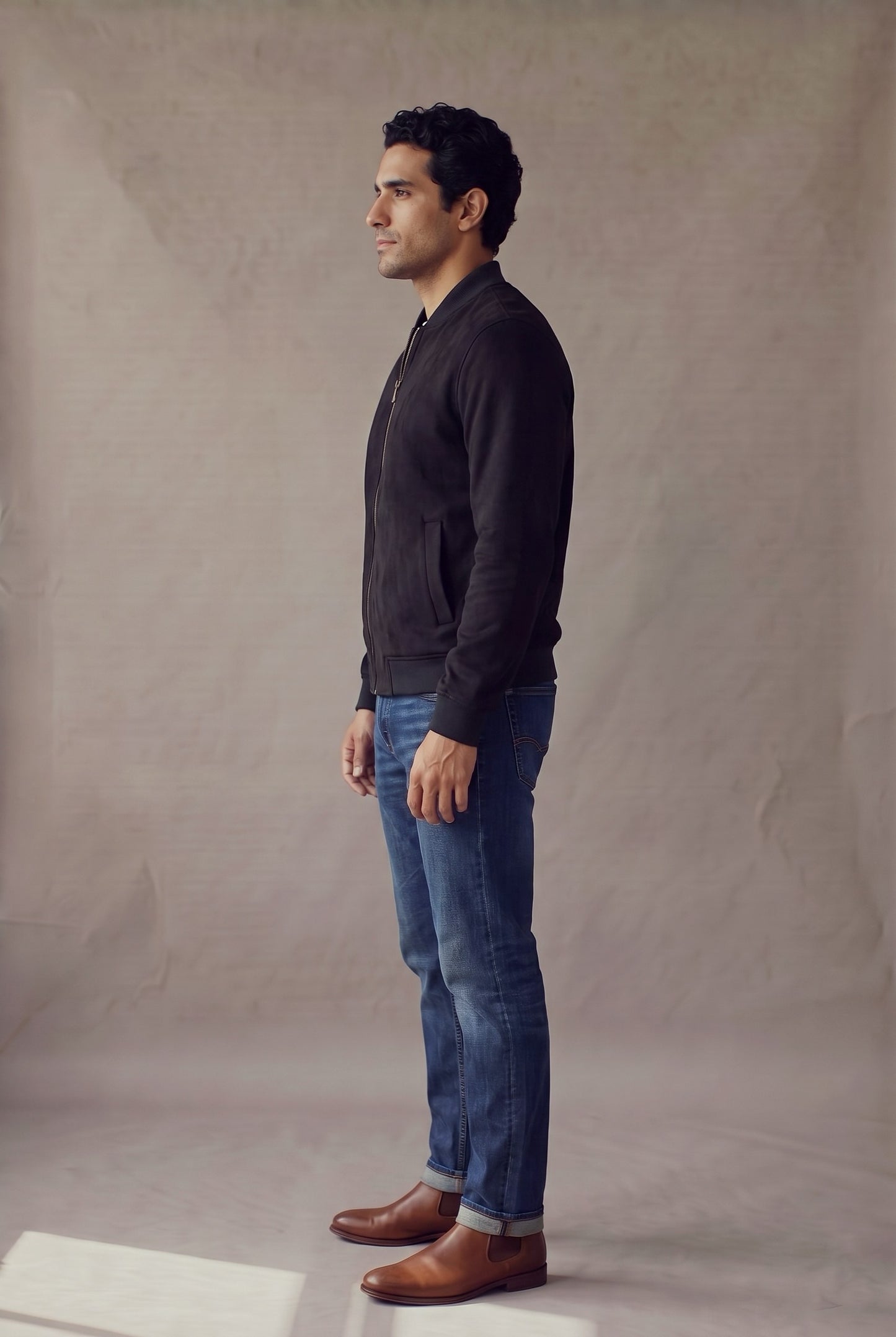 Chaqueta bomber negra de gamuza para hombre en vista lateral, de Luck & Load.
