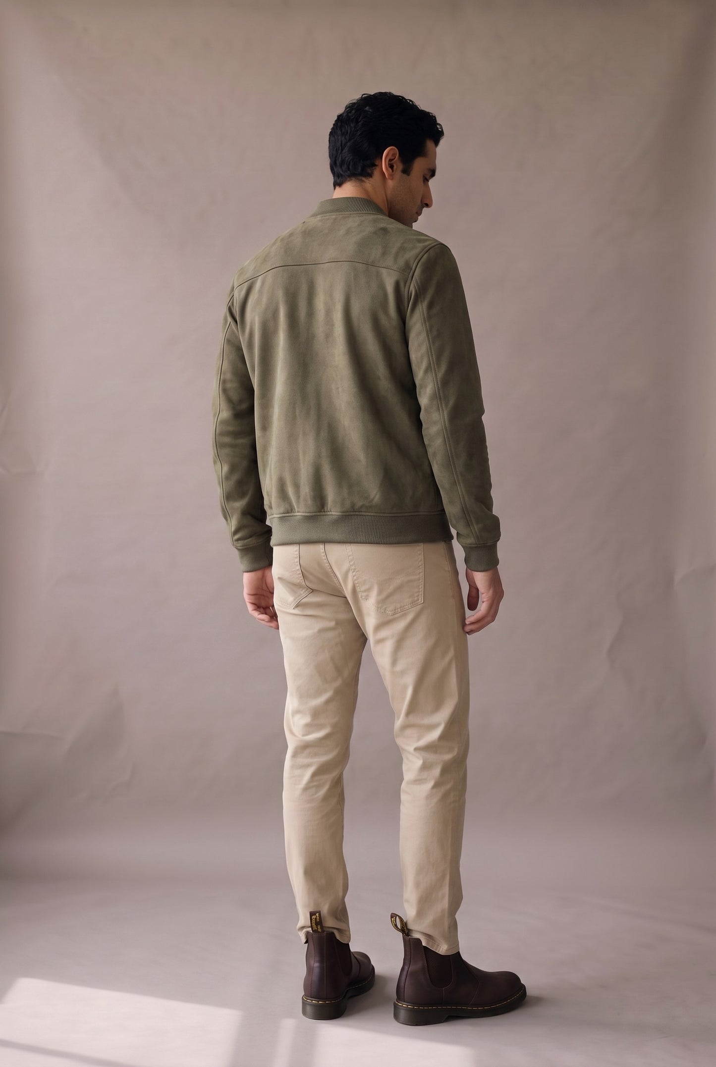 Chaqueta bomber verde militar de gamuza para hombre en vista de espalda, de Luck & Load.
