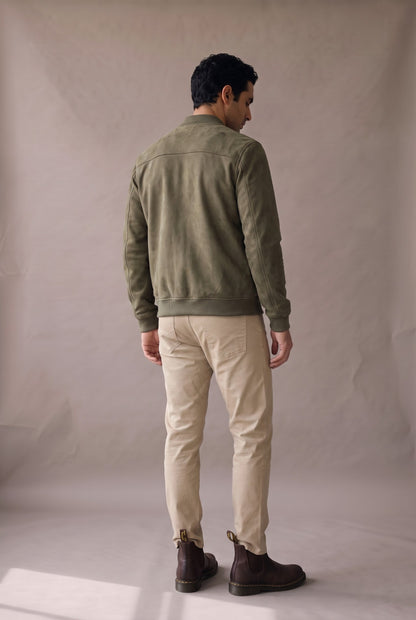 Chaqueta bomber verde militar de gamuza para hombre en vista de espalda, de Luck & Load.