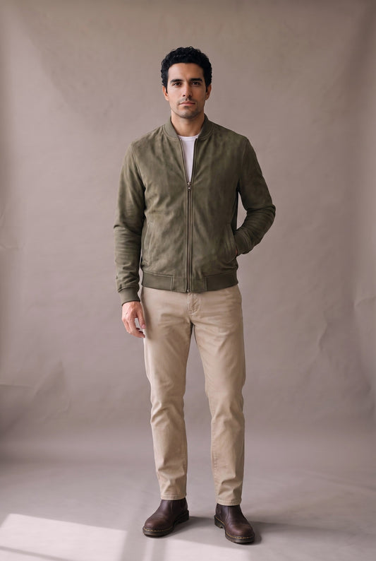 Chaqueta bomber café de gamuza para hombre, vista frontal con cierre subido, de Luck & Load.