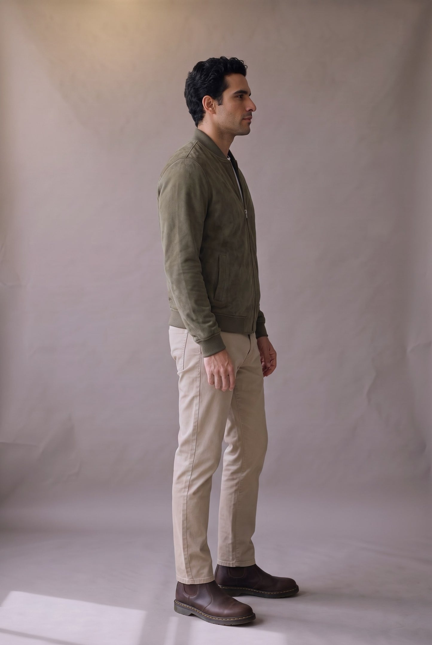 Chaqueta bomber verde militar de gamuza para hombre en vista lateral, de Luck & Load.