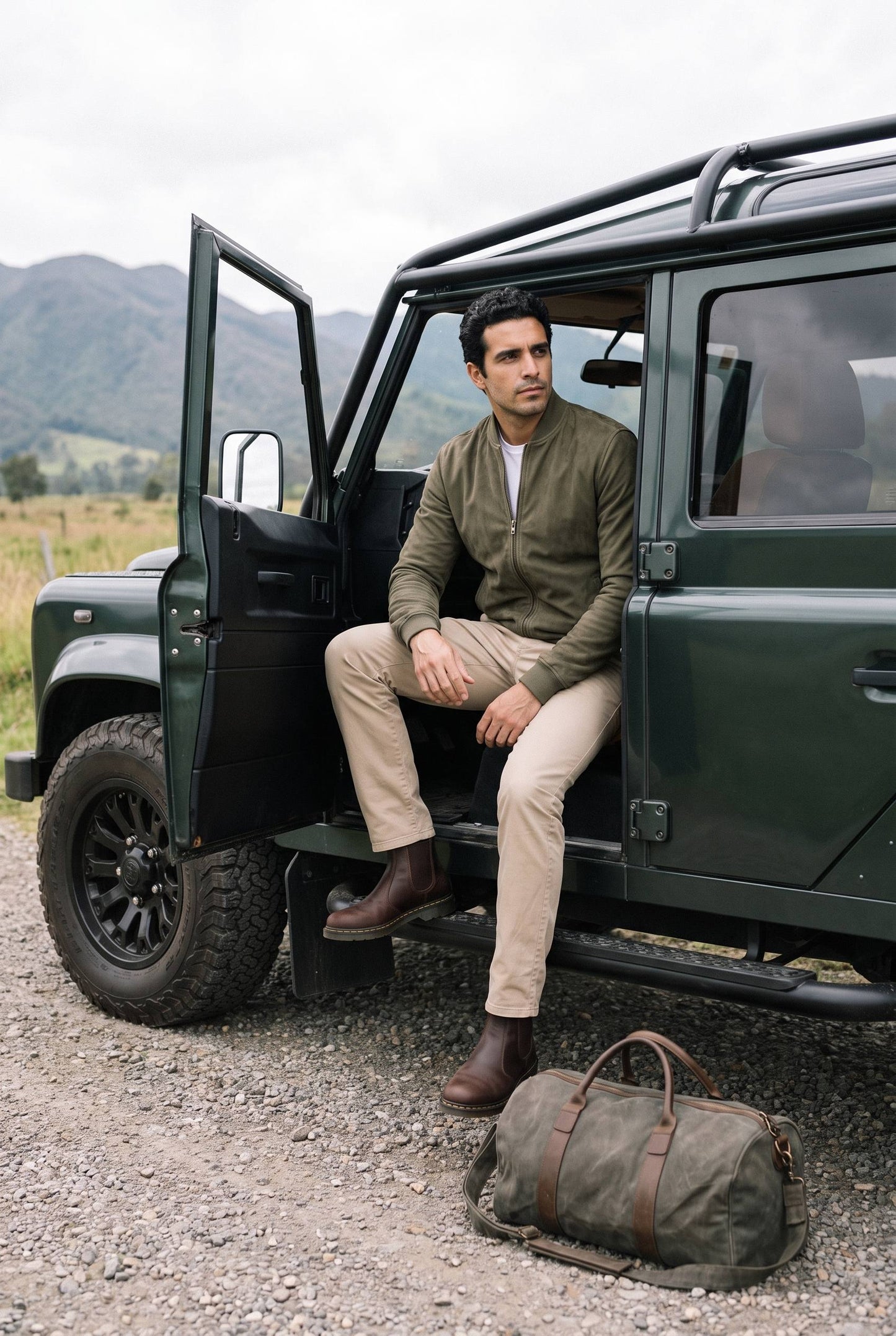 Hombre en casa con la chaqueta bomber verde militar de gamuza de Luck & Load.