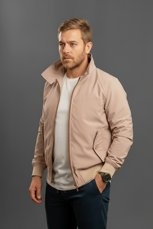 Chaqueta Harrington para hombre en beige, vista de frente con manos en los bolsillos, Luck & Load