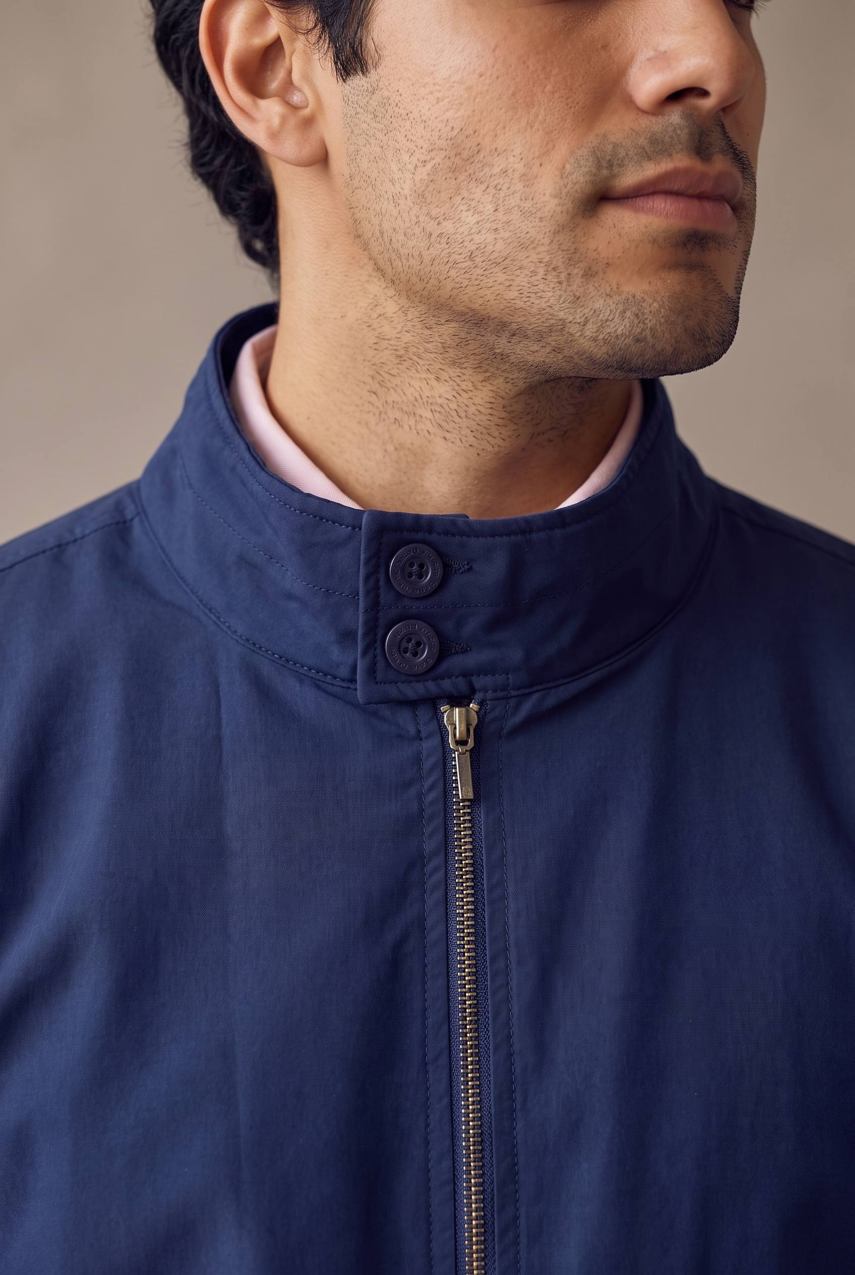 Chaqueta Harrington azul marino con el cuello abrochado arriba, detalle del broche, de Luck & Load.