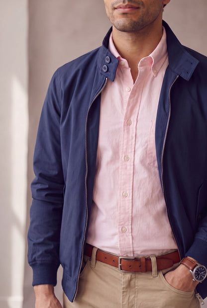 Detalle del cierre metálico, el cuello y el puño acanalado de la chaqueta Harrington azul marino de Luck & Load.