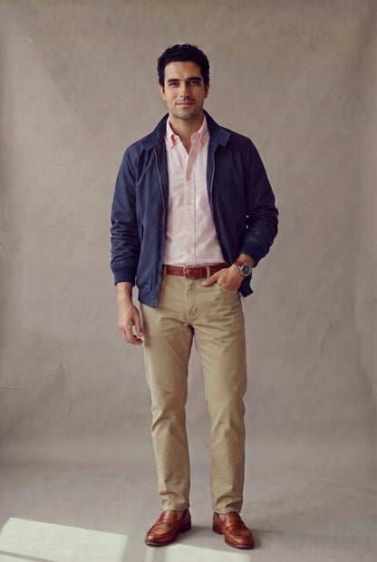 Chaqueta Harrington azul marino para hombre, vista frontal con camisa oxford rosa, de Luck & Load.