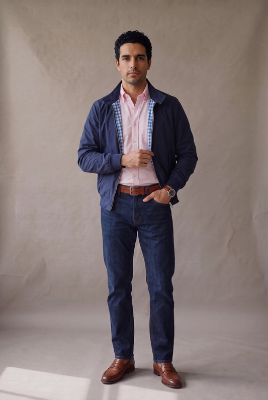 Chaqueta Harrington negra para hombre de Luck & Load, abierta sobre buzo verde oliva y camisa blanca, con botas Dr. Martens.