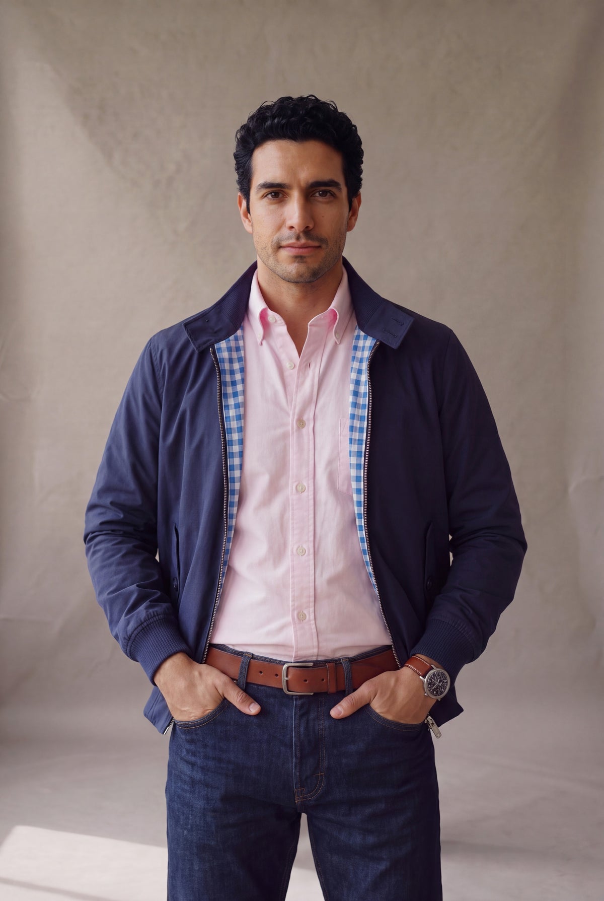 Medio cuerpo de la chaqueta Harrington azul marino de Luck & Load, mostrando el cuello acanalado y la caida sobre oxford palo de rosa.
