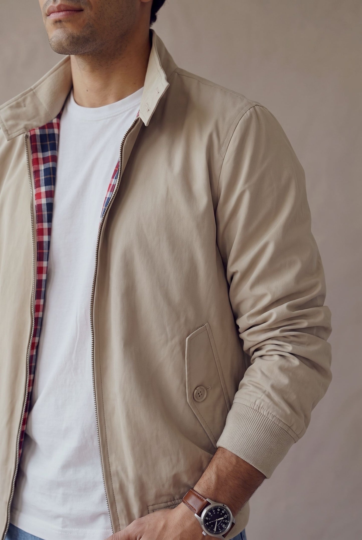 Detalle del tejido y el cierre de la chaqueta Harrington beige para hombre de Luck & Load.