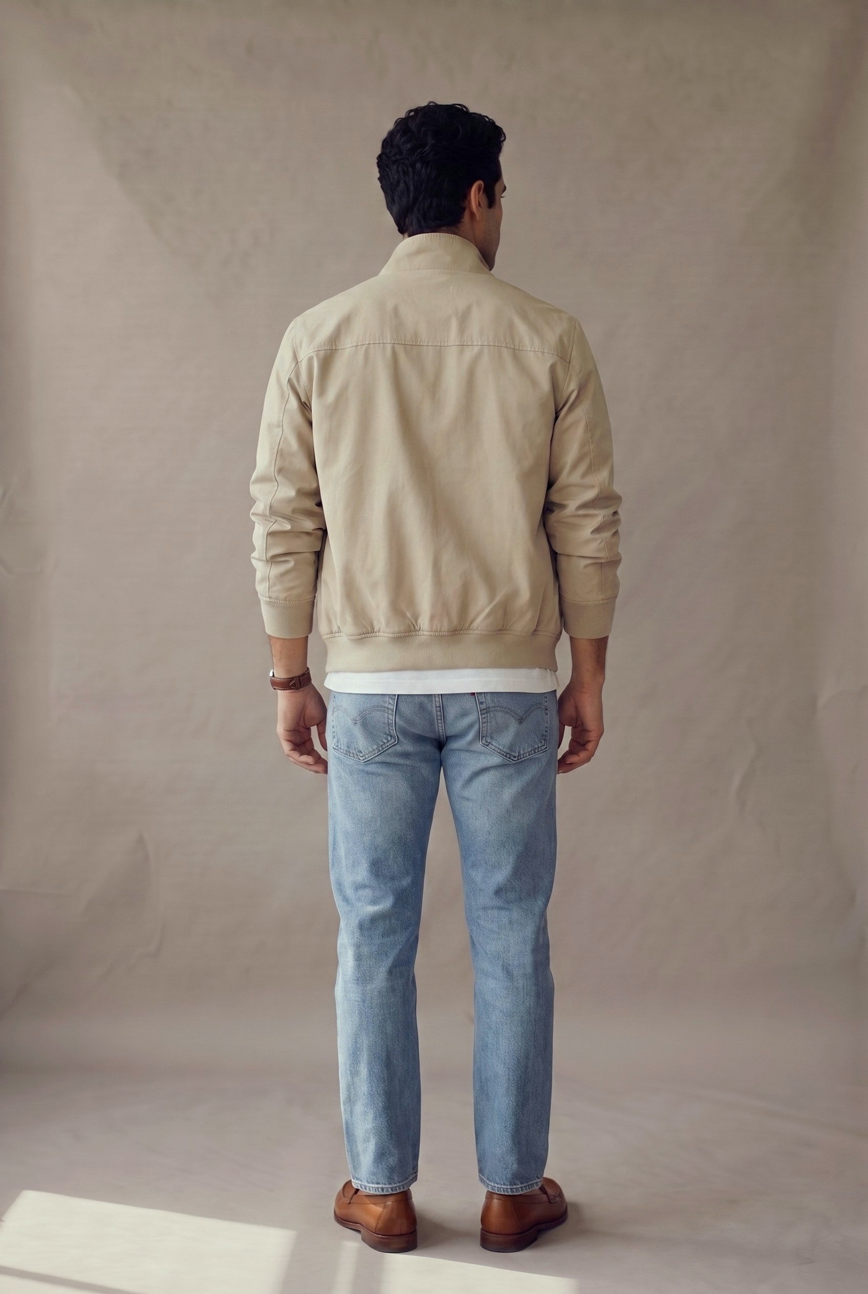 Chaqueta Harrington beige para hombre en vista de espalda, de Luck & Load.