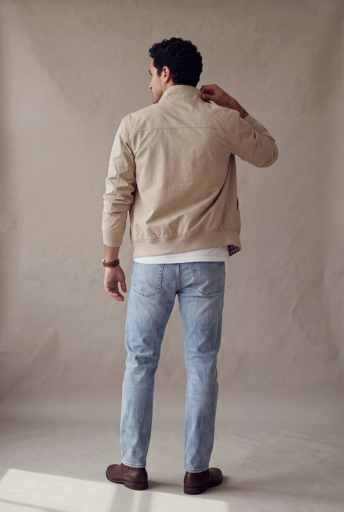 Vista de espalda de la chaqueta Harrington beige de Luck & Load, con el cuello parado y el borde acanalado.