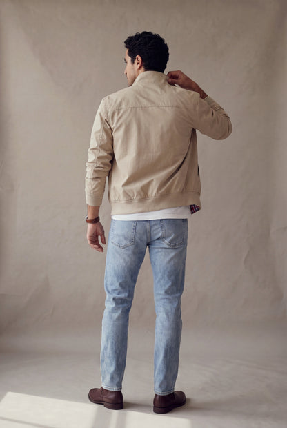 Vista de espalda de la chaqueta Harrington beige de Luck & Load, con el cuello parado y el borde acanalado.