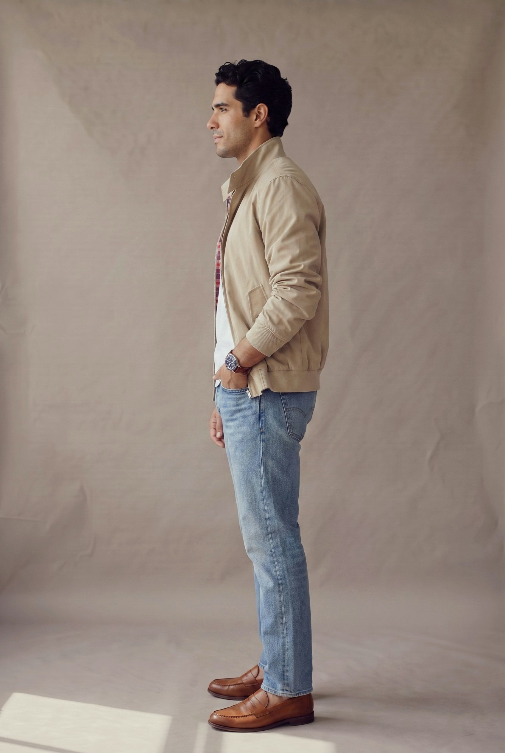 Chaqueta Harrington beige para hombre en vista lateral, de Luck & Load.