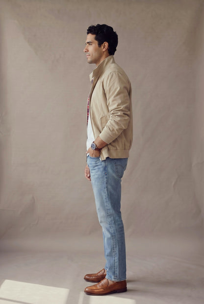Chaqueta Harrington beige para hombre en vista lateral, de Luck & Load.