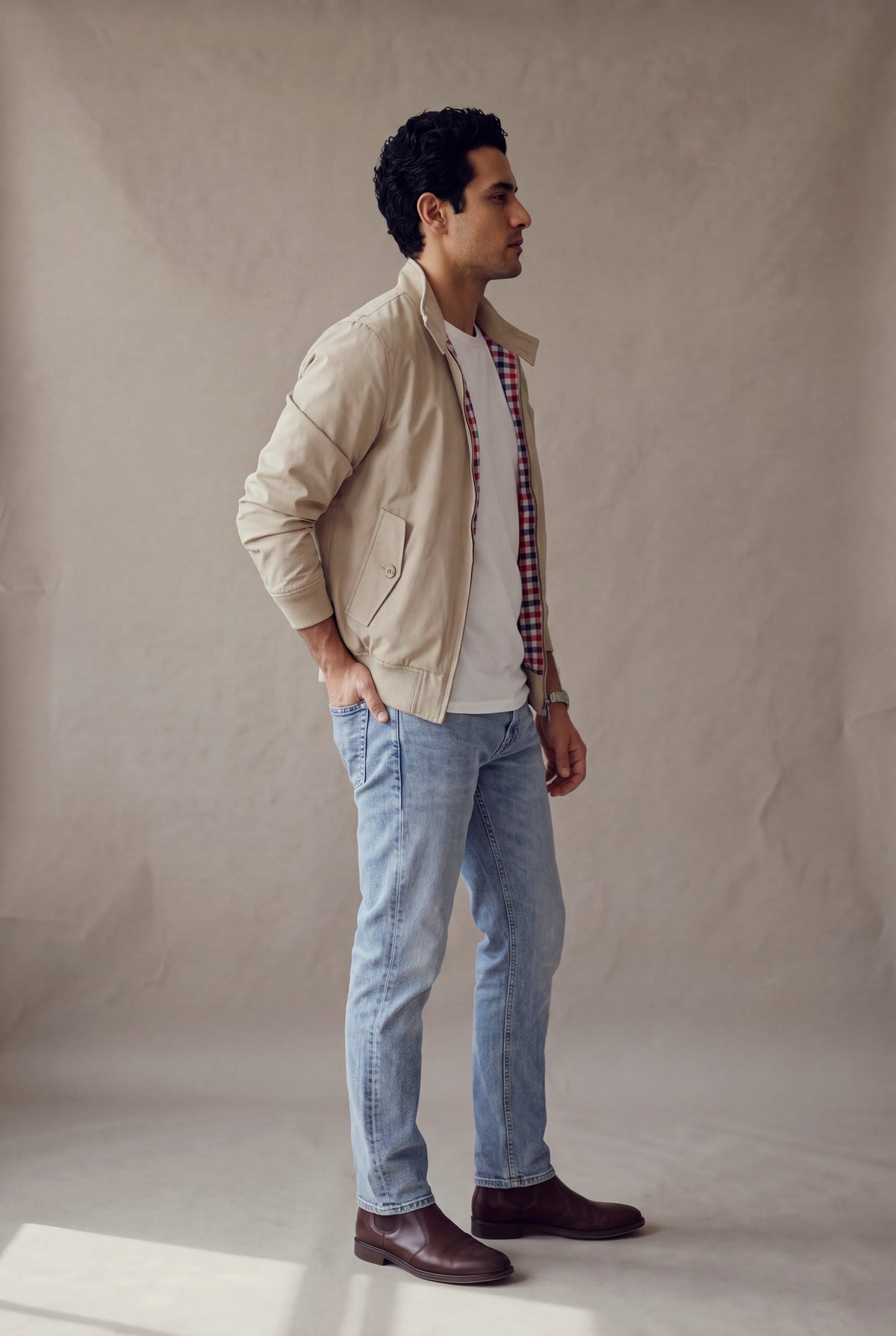 Vista lateral de la chaqueta Harrington beige de Luck & Load sobre camiseta blanca y jean claro.