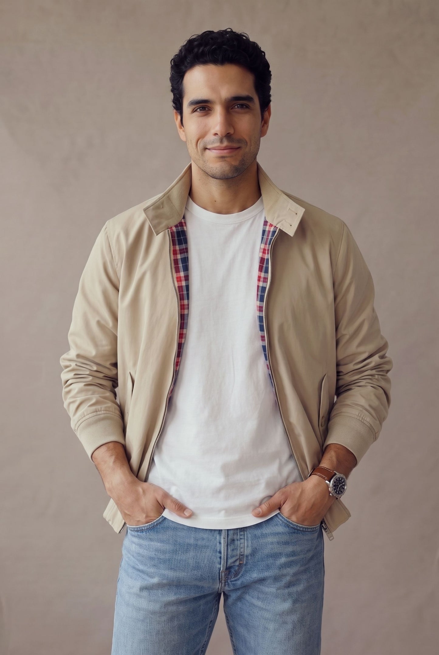 Chaqueta Harrington beige para hombre, plano de medio cuerpo que muestra el calce, de Luck & Load.