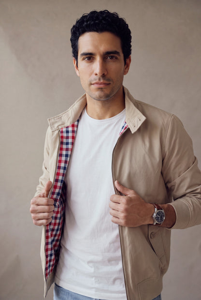 Medio cuerpo de la chaqueta Harrington beige de Luck & Load, abierta para mostrar el forro gingham sobre camiseta blanca.