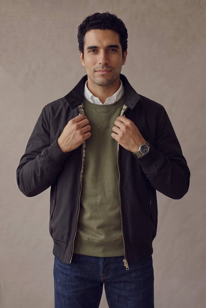 Detalle del tejido y el cierre de la chaqueta Harrington negra para hombre de Luck & Load.