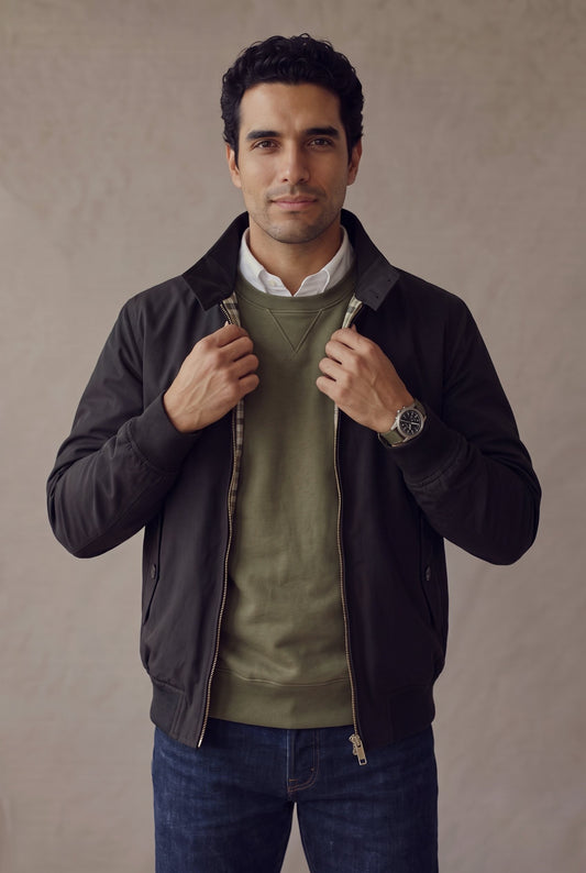 Detalle del tejido y el cierre de la chaqueta Harrington negra para hombre de Luck & Load.