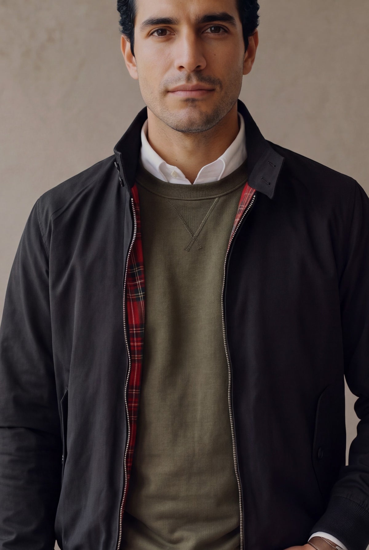 Detalle de la chaqueta Harrington negra de Luck & Load: cuello, cremallera y capas de buzo y camisa.