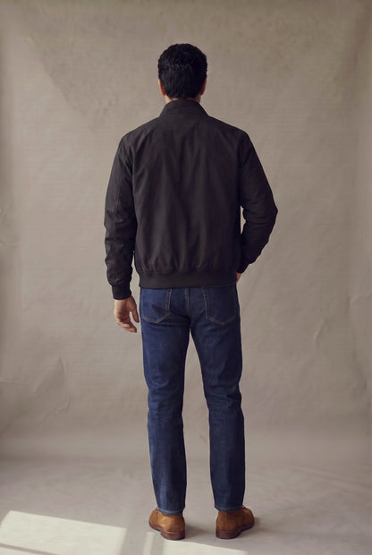 Chaqueta Harrington negra para hombre en vista de espalda, de Luck & Load.