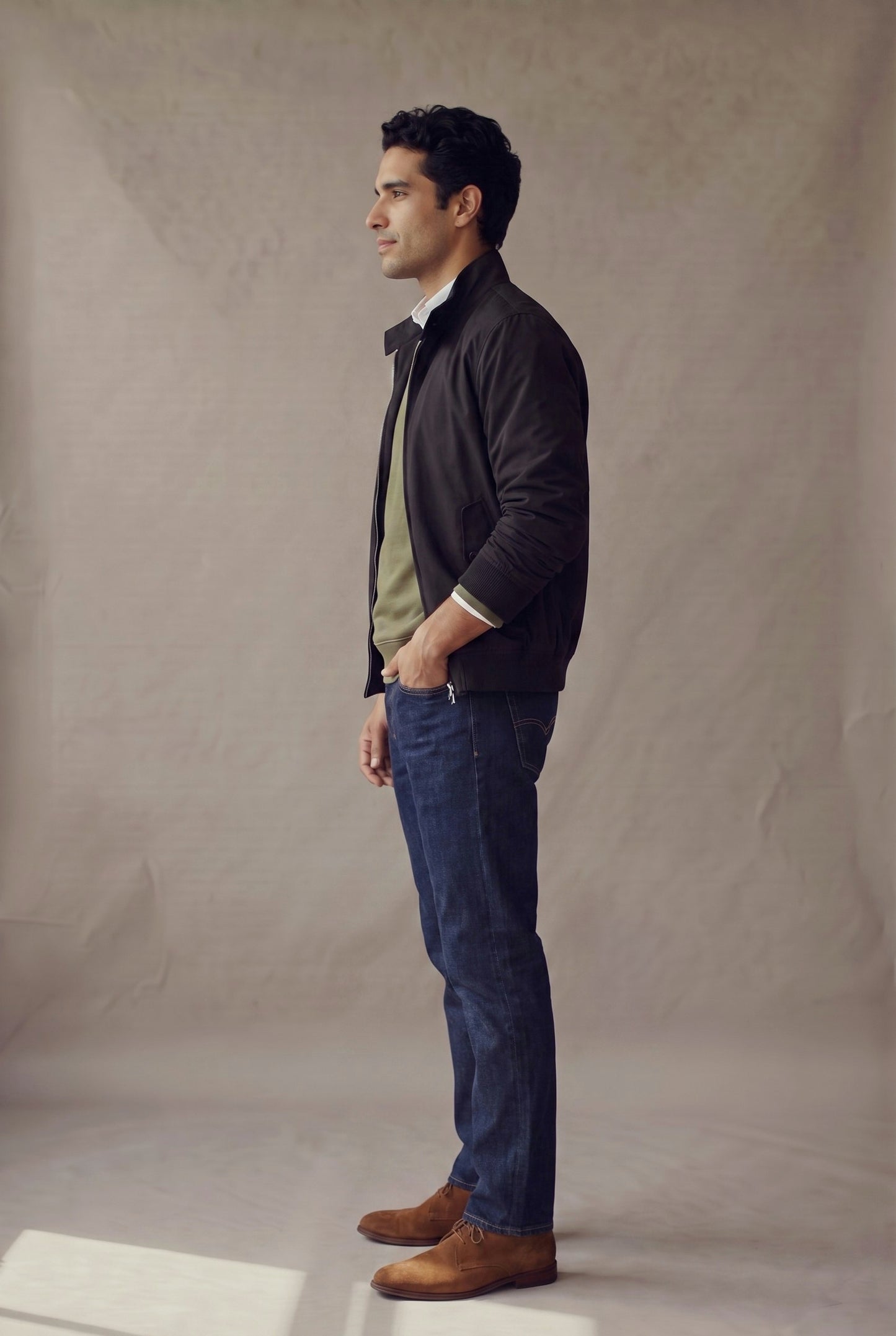 Chaqueta Harrington negra para hombre en vista lateral, de Luck & Load.