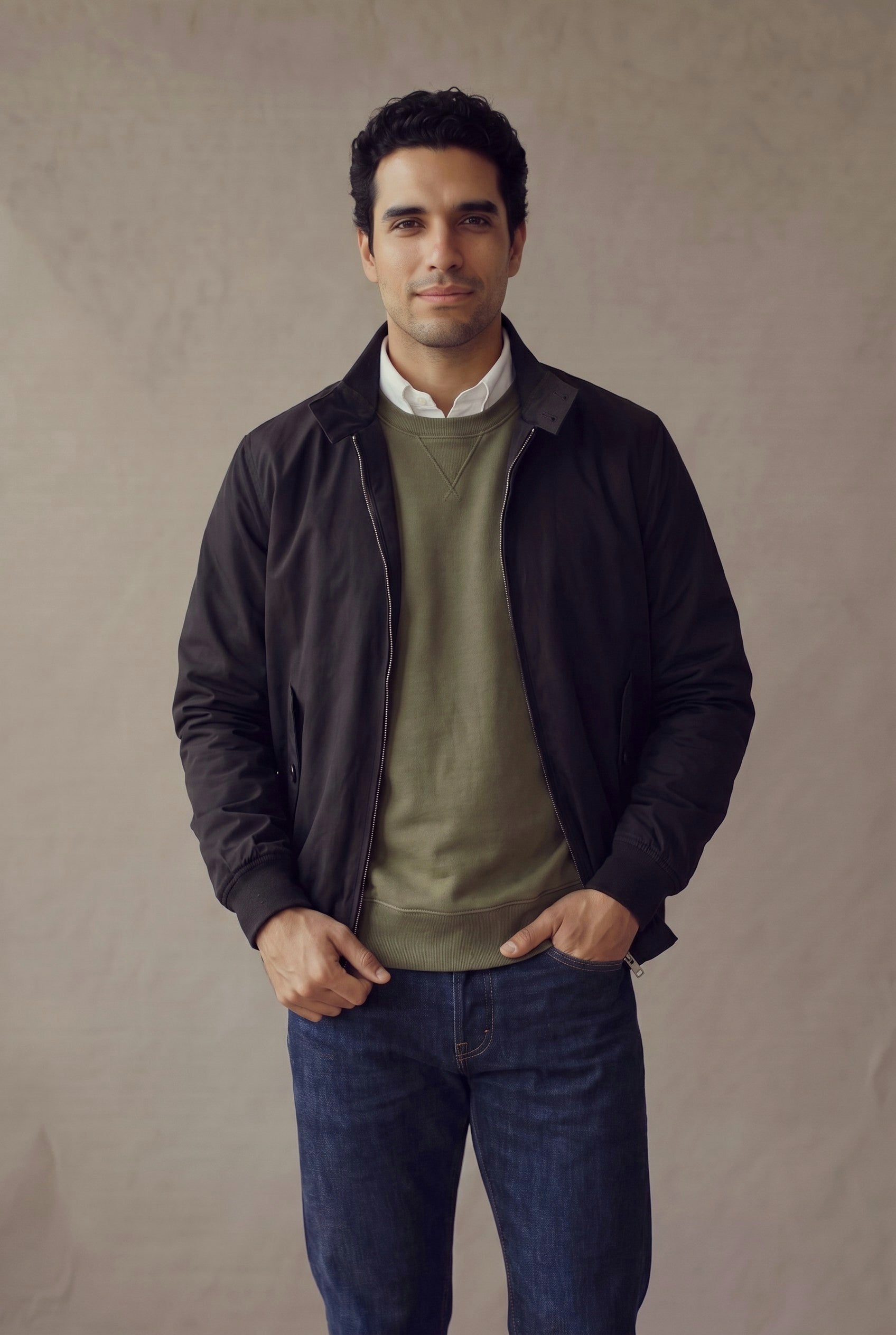 Chaqueta Harrington negra para hombre, plano de medio cuerpo que muestra el calce, de Luck & Load.