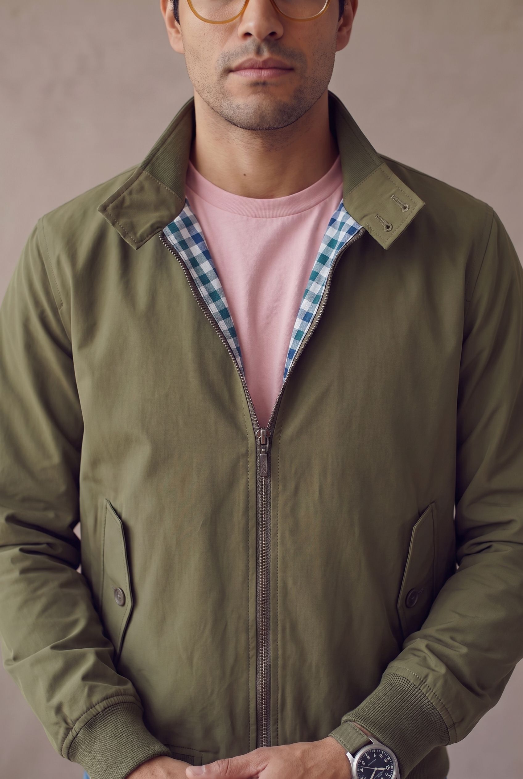 Detalle del cuello con lengüetas de botón y forro a cuadros de la chaqueta Harrington verde militar de Luck & Load.