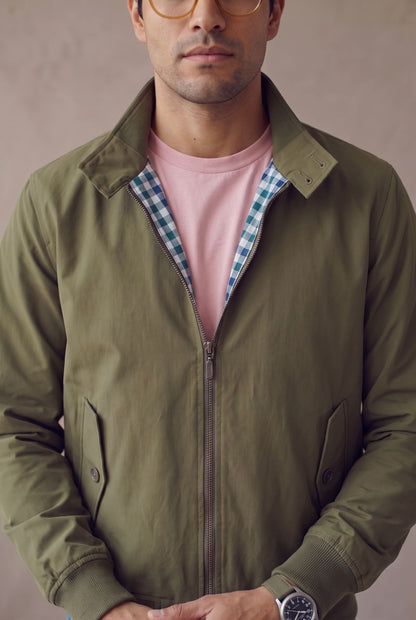 Detalle del cuello con lengüetas de botón y forro a cuadros de la chaqueta Harrington verde militar de Luck & Load.