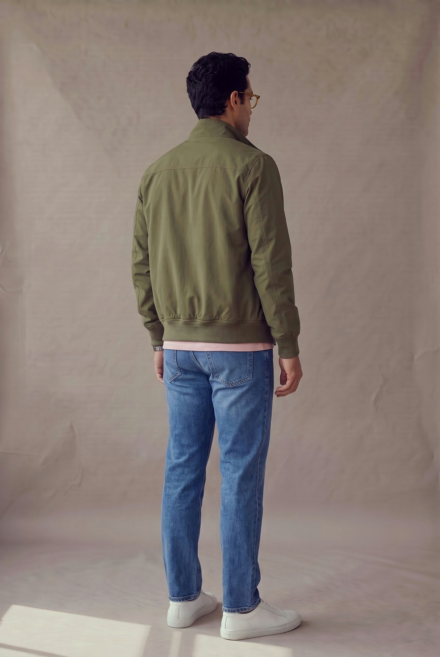 Chaqueta Harrington verde militar para hombre en vista de espalda, de Luck & Load.