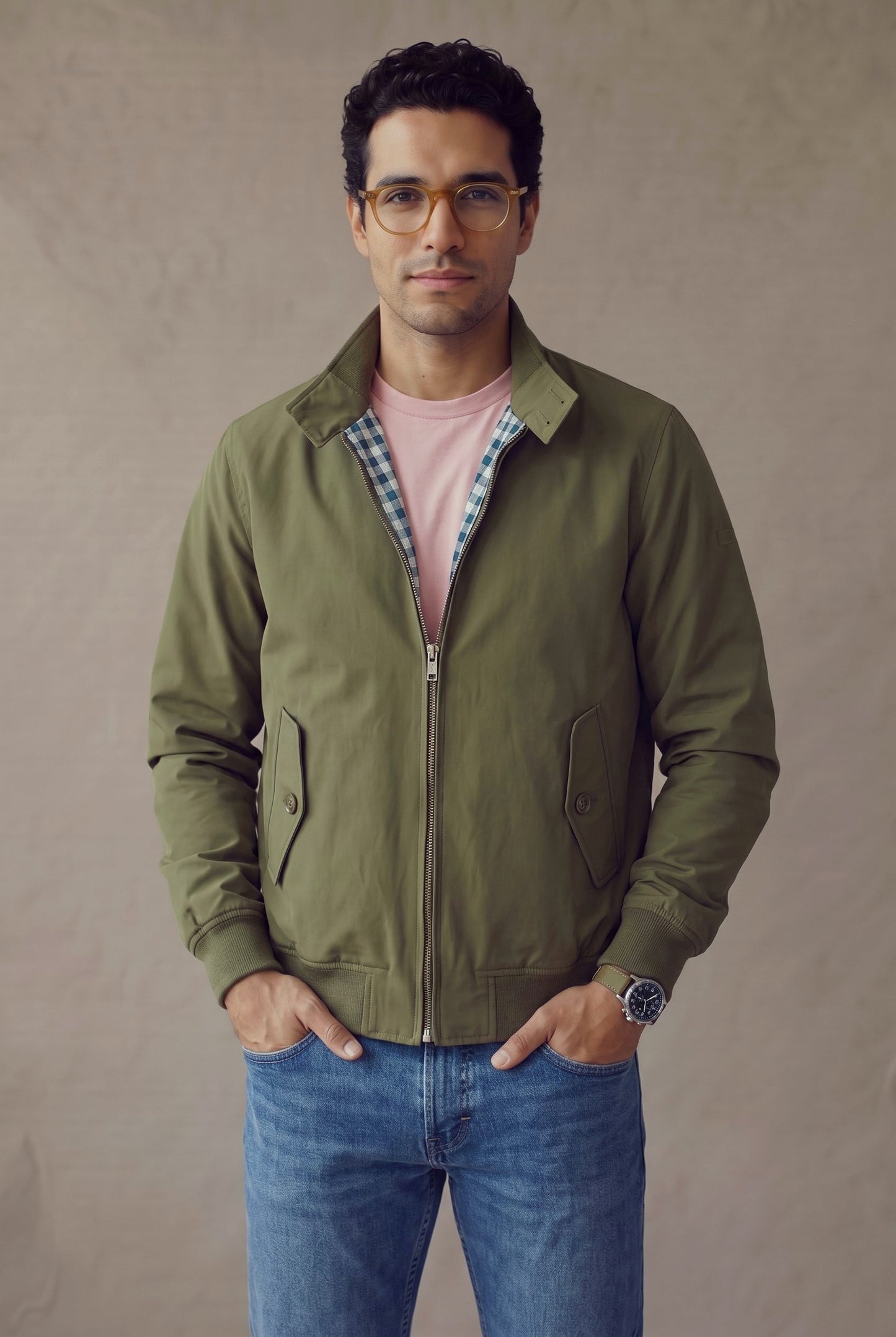 Chaqueta Harrington verde militar para hombre, plano de medio cuerpo con el cierre subido que muestra el calce, de Luck & Load.