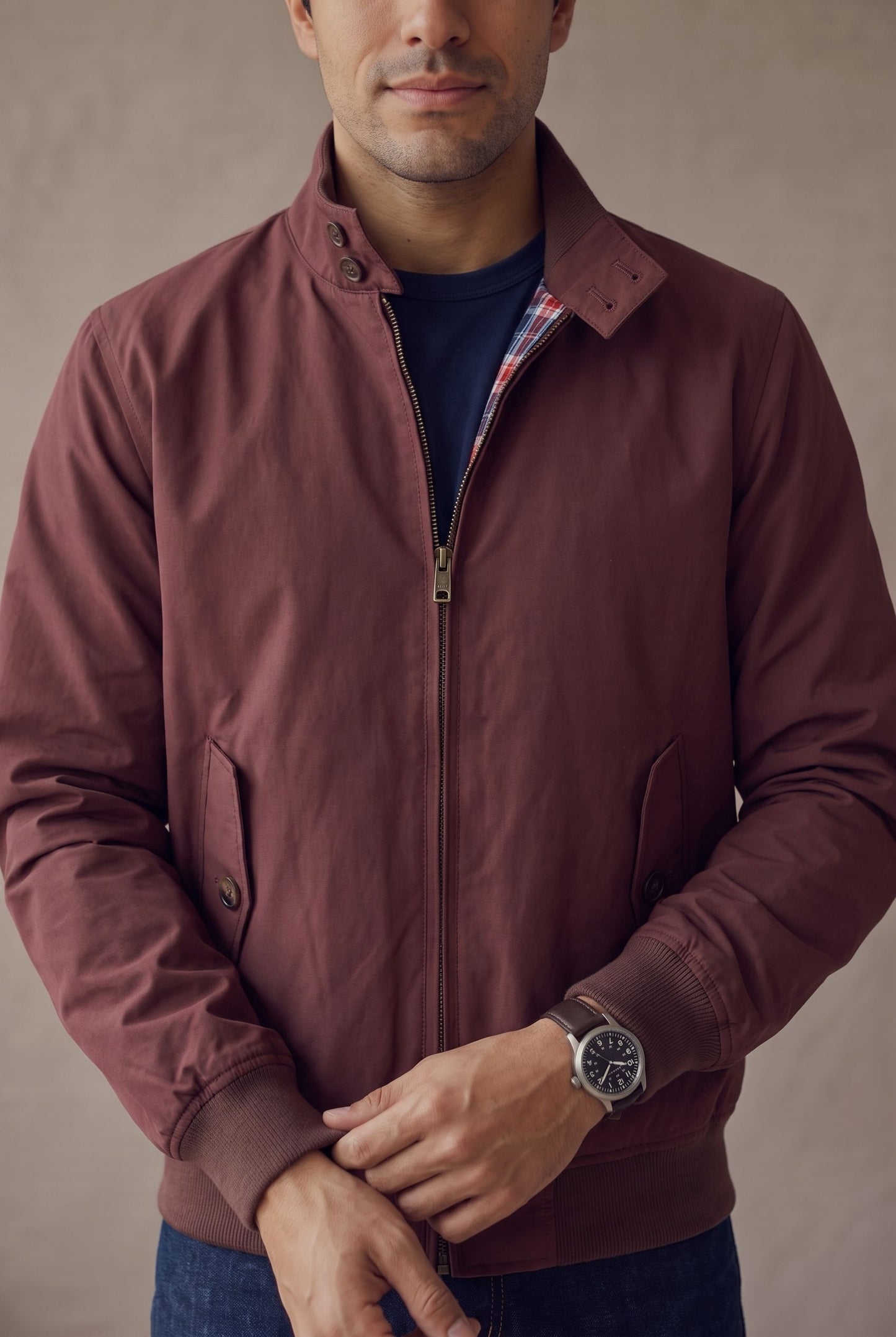 Detalle del cuello con lengüetas de botón y forro a cuadros de la chaqueta Harrington vinotinto de Luck & Load.