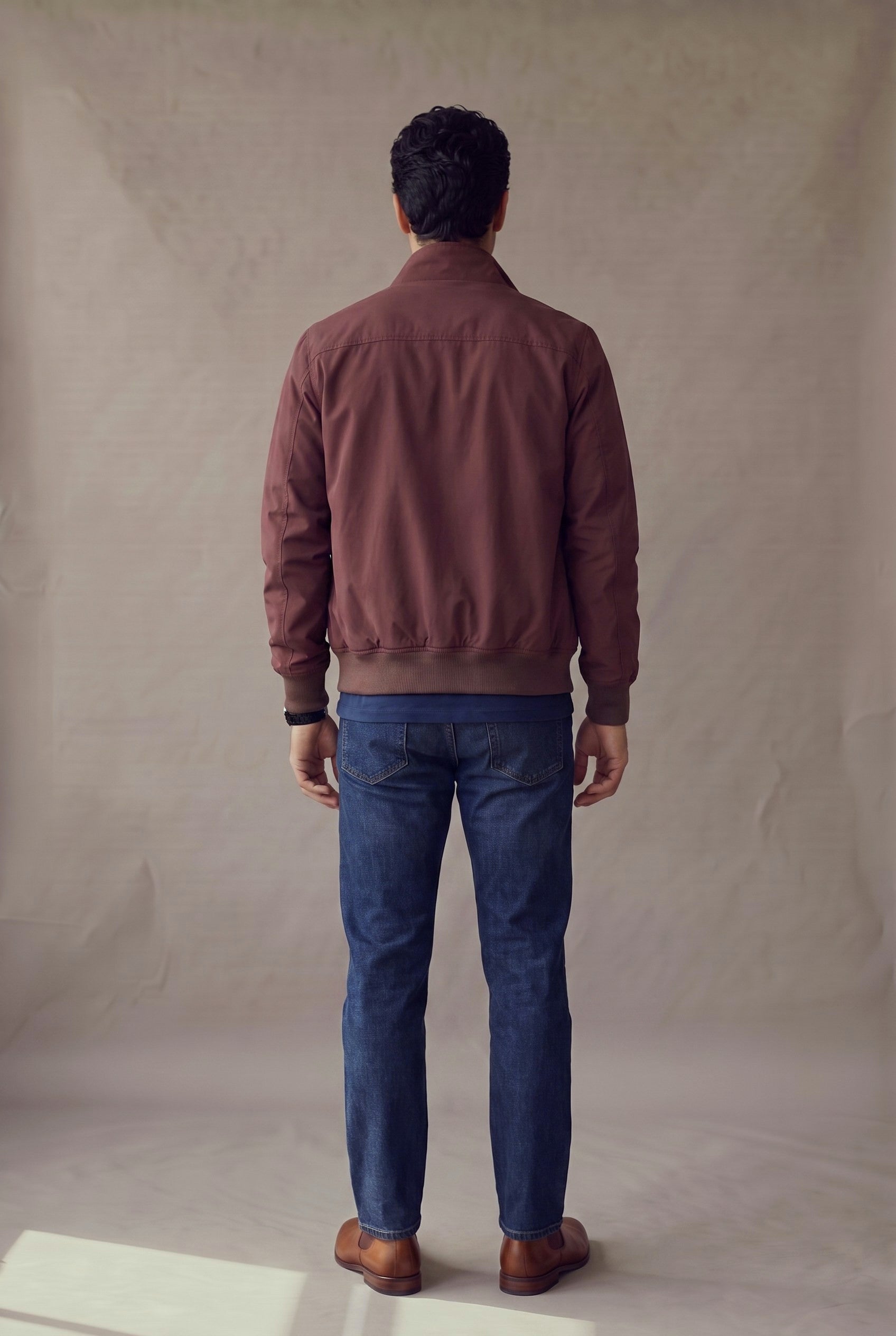 Chaqueta Harrington vinotinto para hombre en vista de espalda, de Luck & Load.