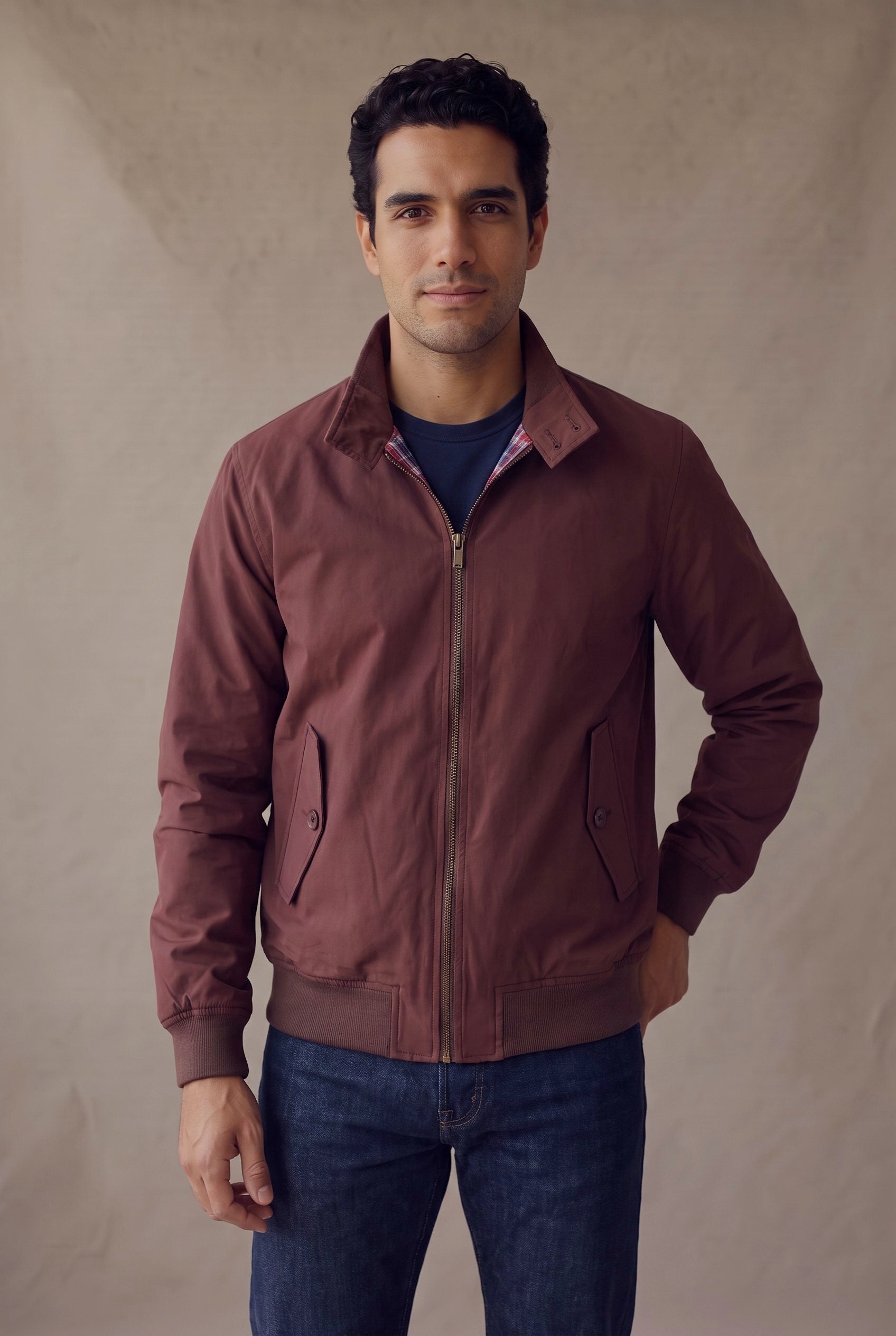 Chaqueta Harrington vinotinto para hombre, plano de medio cuerpo con el cierre subido que muestra el calce, de Luck & Load.
