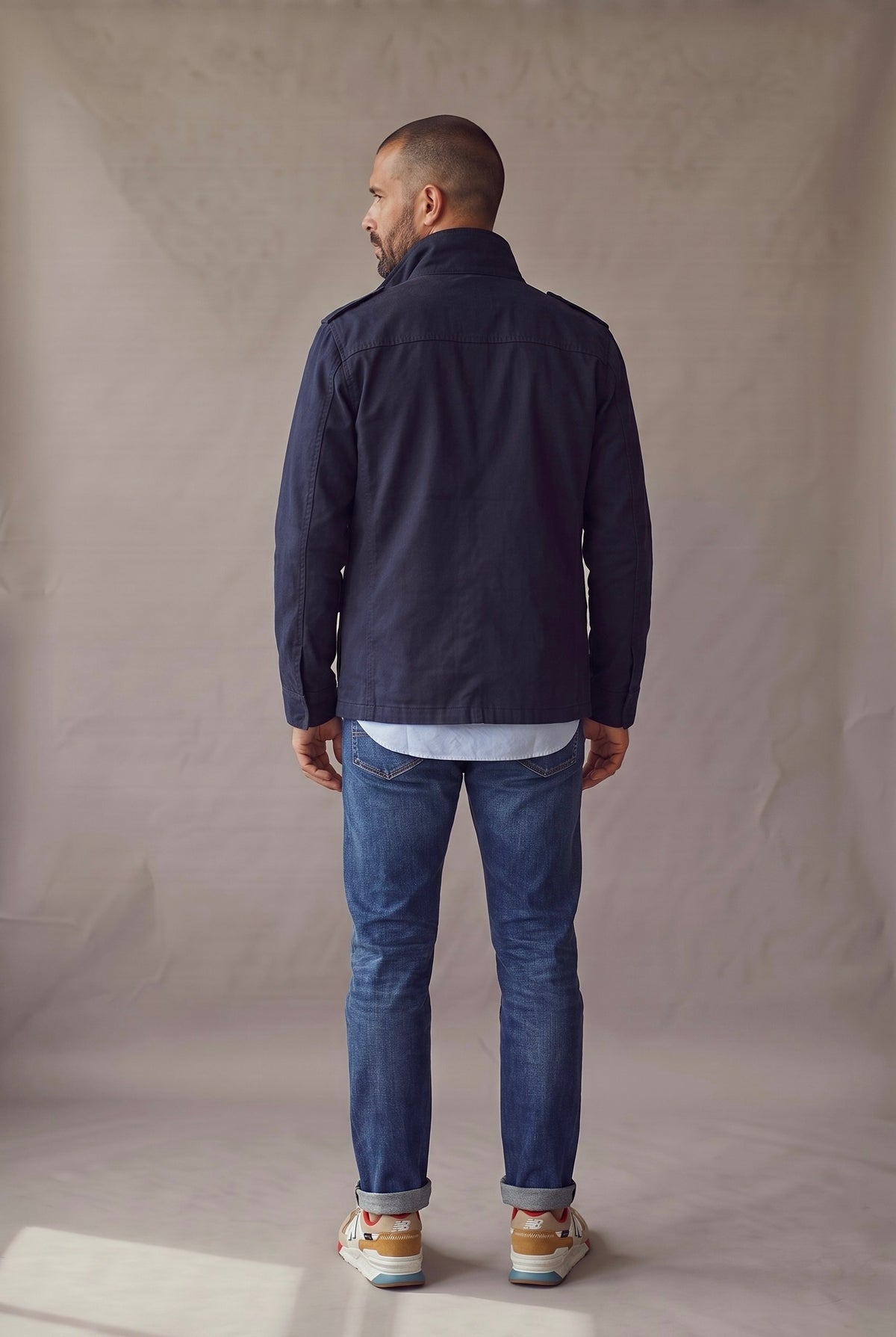 Espalda de la chaqueta militar azul marino Luck and Load con canesu y cuello alto, caida hasta la cadera