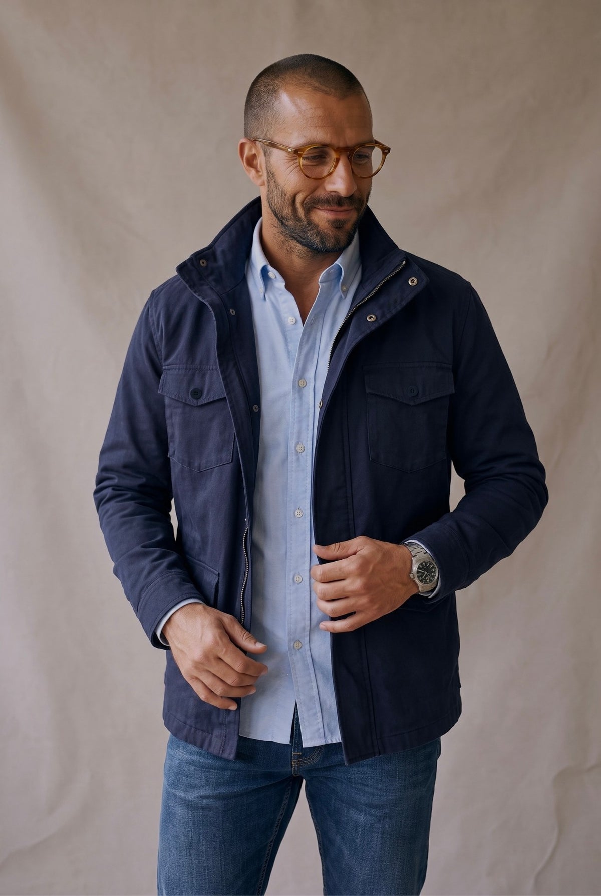 Chaqueta militar azul marino Luck and Load en plano medio, cuello alzado y bolsillos de pecho con botones tonales