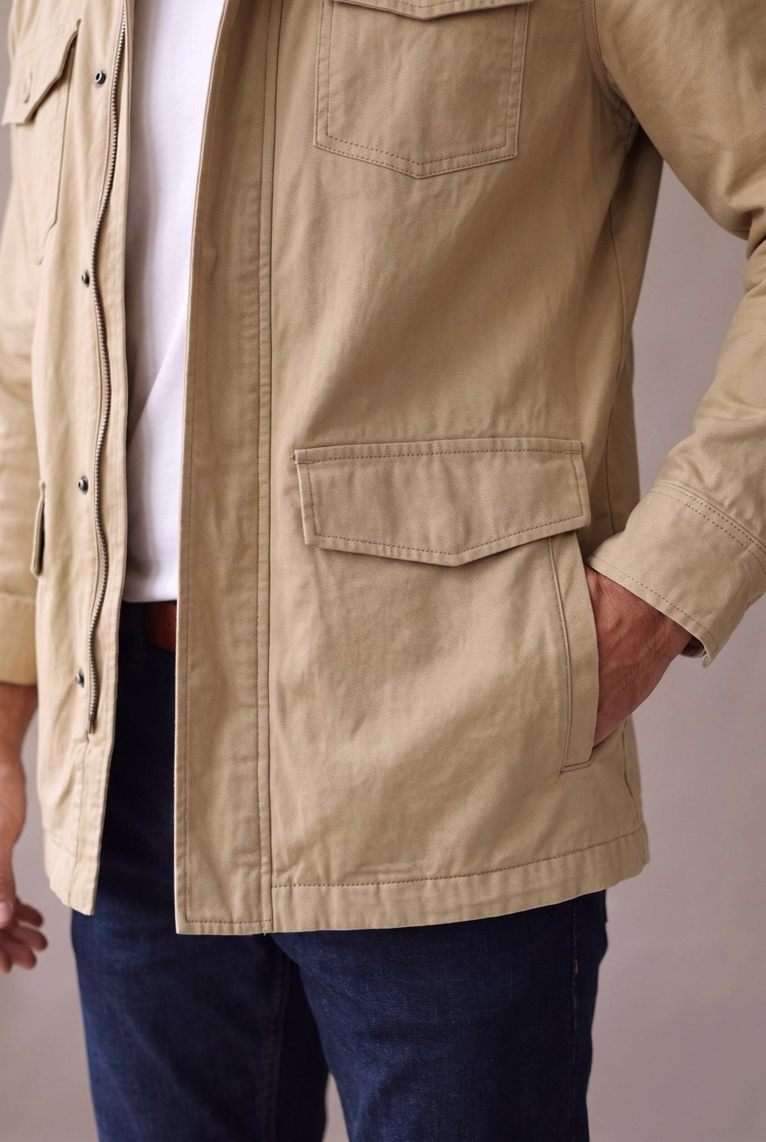 Detalle lateral de la chaqueta militar beige para hombre de Luck and Load