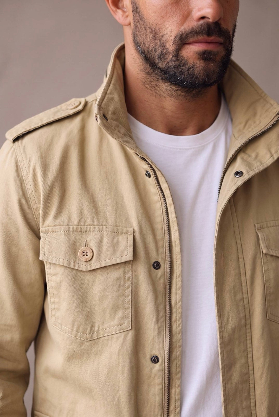 Detalle de construccion de la chaqueta militar beige para hombre de Luck and Load