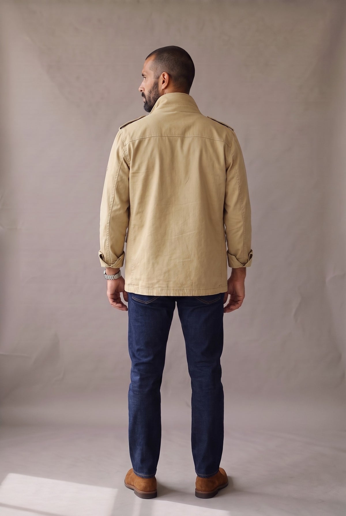 Vista de espalda de la chaqueta militar beige para hombre de Luck and Load