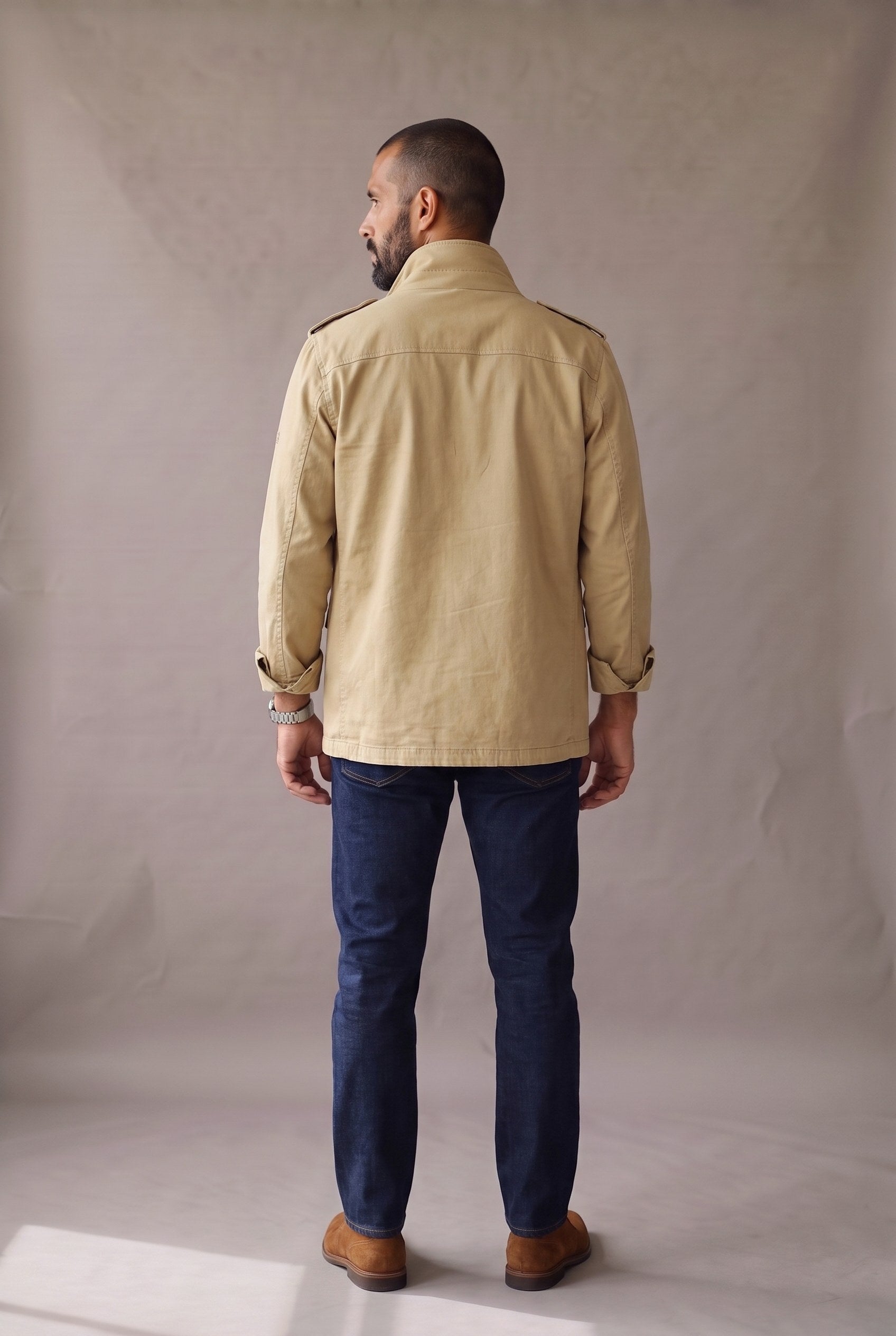 Vista de espalda de la chaqueta militar beige para hombre de Luck and Load