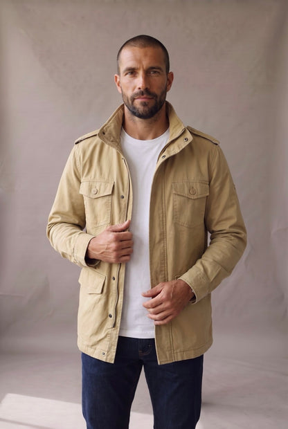 Chaqueta militar beige para hombre de Luck and Load, vista de medio cuerpo