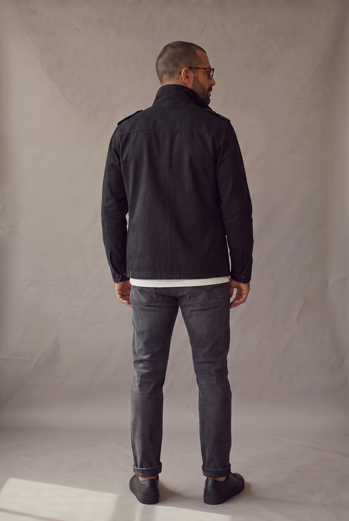 Espalda de la chaqueta militar negra Luck and Load con canesu y cuello alto, caida hasta la cadera