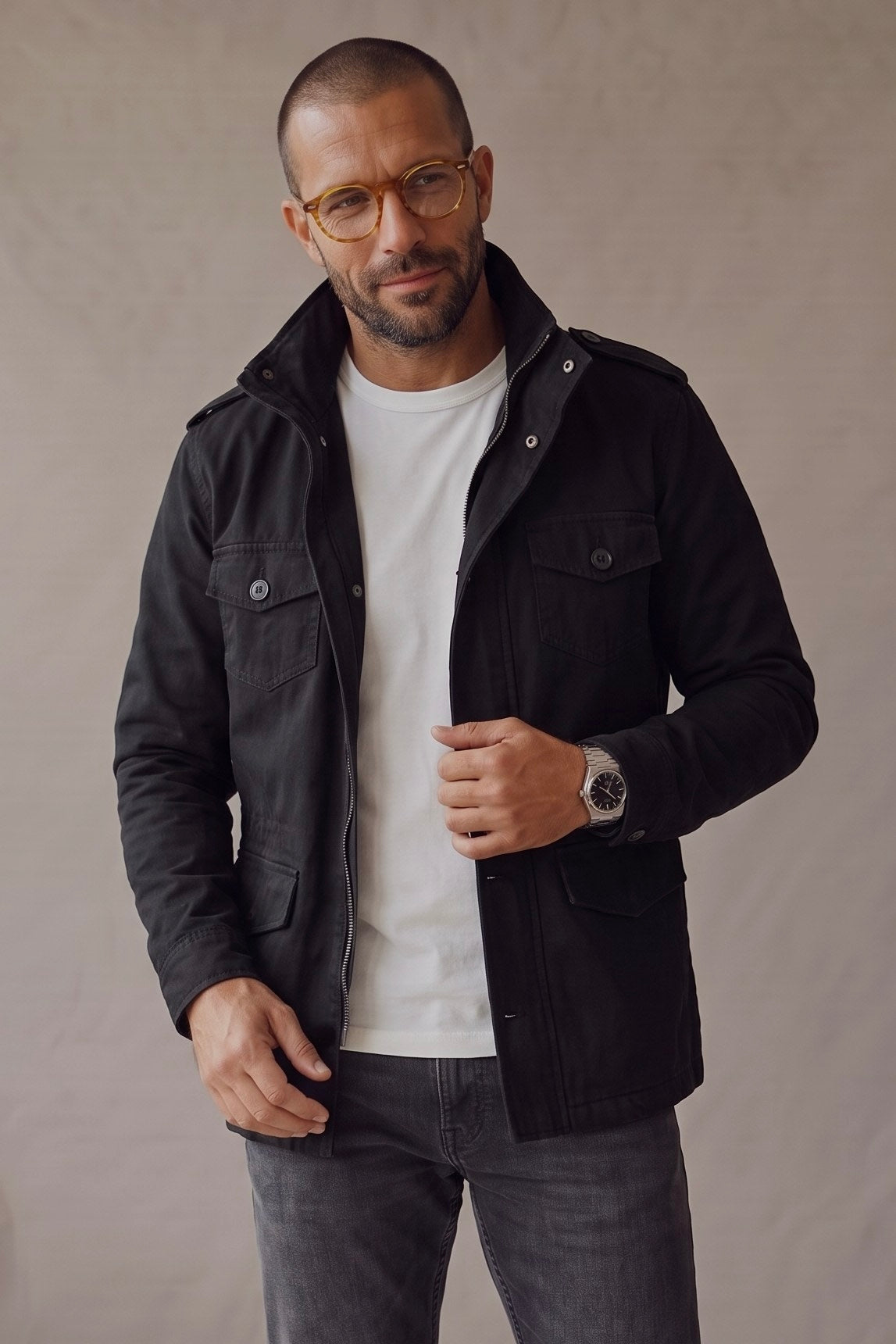 Chaqueta militar negra Luck and Load en plano medio, cuello alzado y bolsillos de pecho con boton tonal
