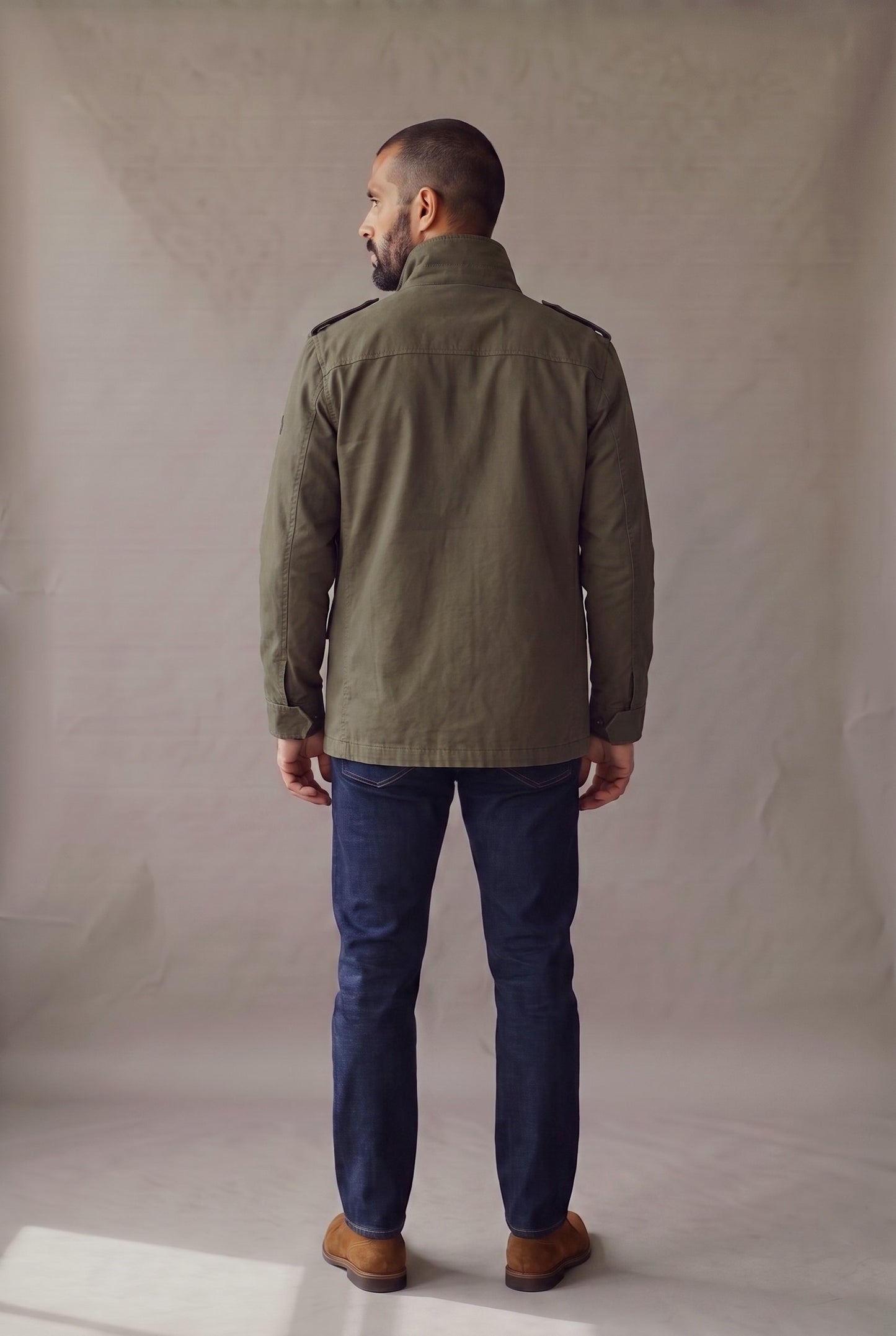 Chaqueta militar para hombre en verde oliva, vista de espalda, Luck and Load