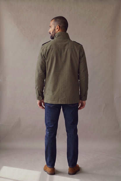 Chaqueta militar para hombre en verde oliva, vista de espalda, Luck and Load