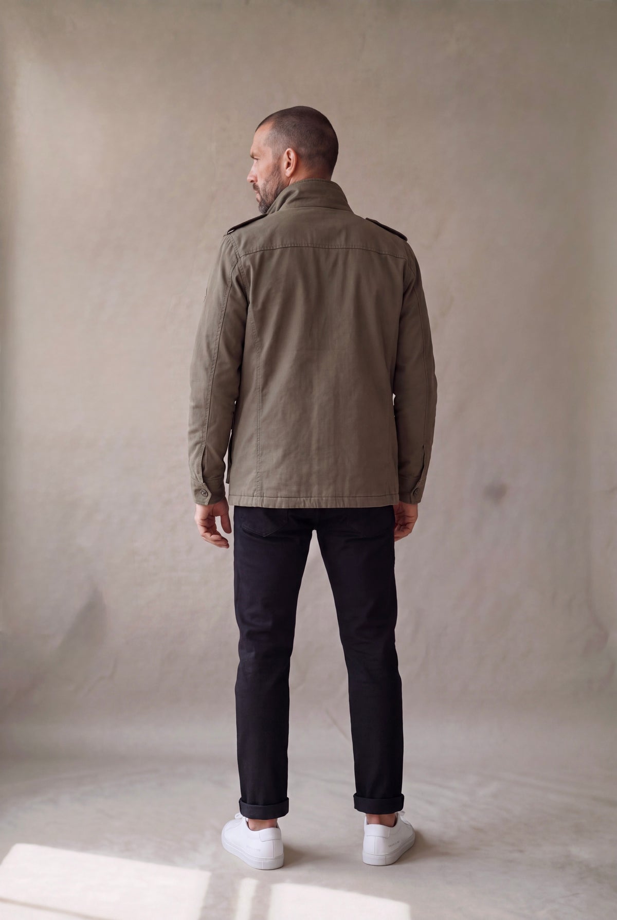Vista de espalda de la chaqueta militar verde olivo para hombre, con canesu y hombreras. Luck & Load.