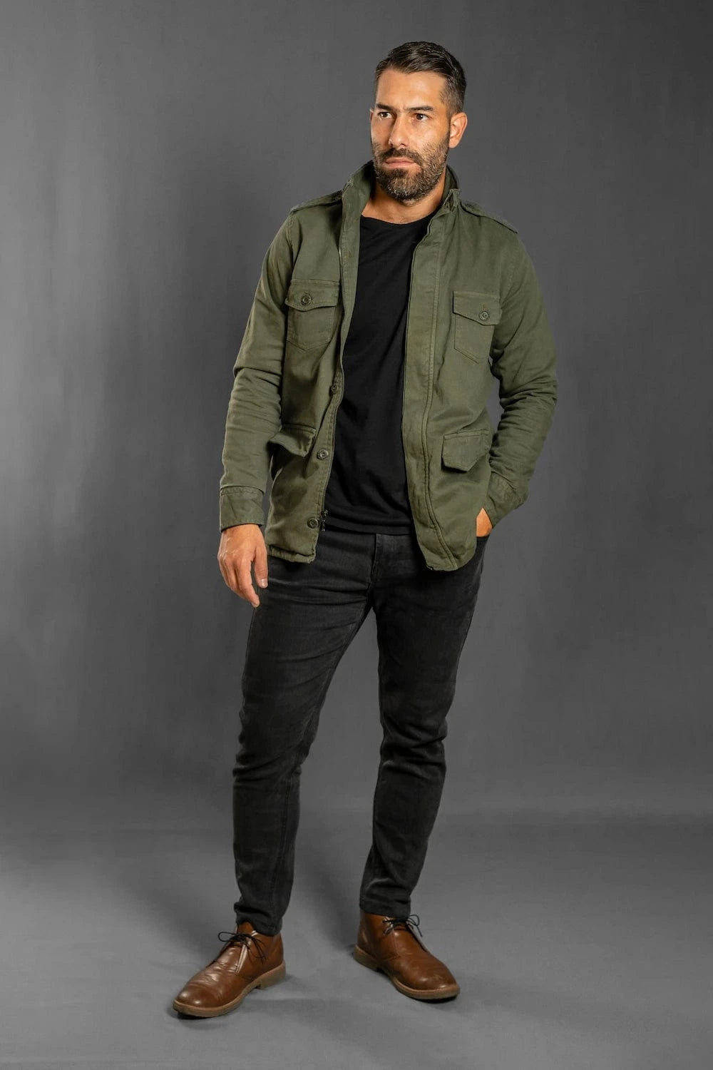 Chaqueta militar verde militar Luck & Load para hombre — vista frontal cuerpo entero, cuello alto, outfit casual con botas café